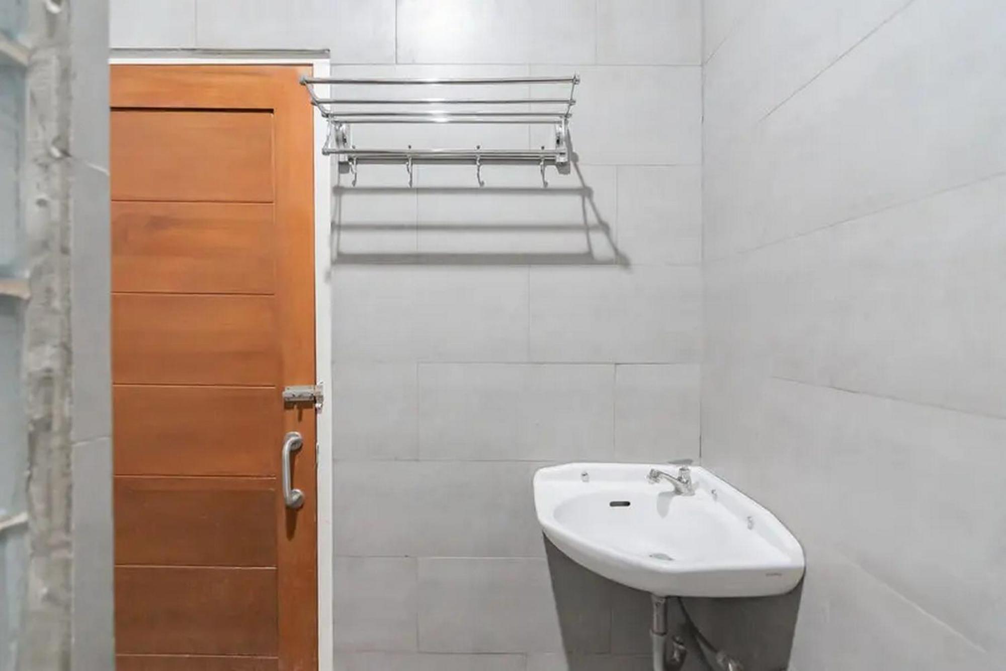 Hotel Reddoorz At Arwiga Near Rs Hasan Sadikin 2*