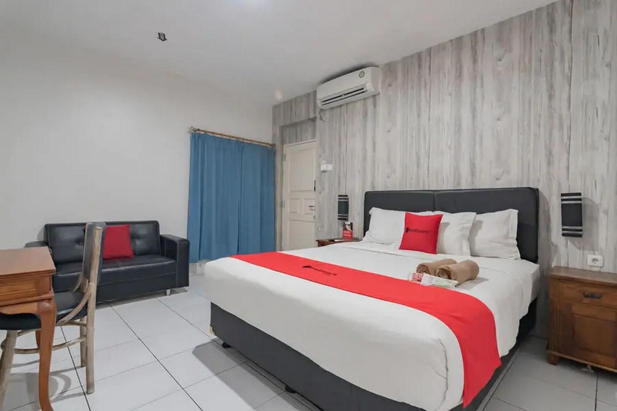 Hotel Reddoorz At Arwiga Near Rs Hasan Sadikin Bandung