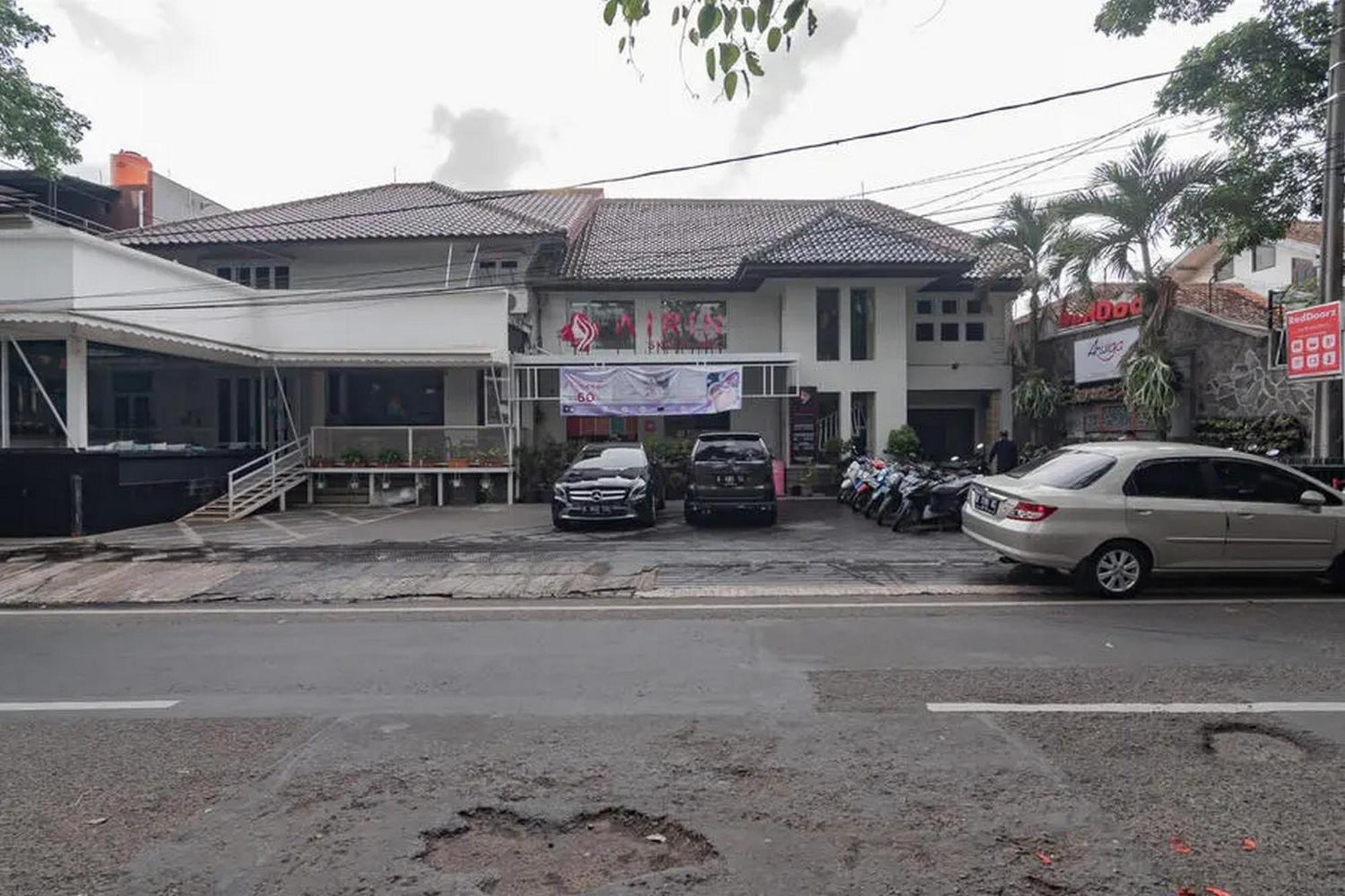 Hotel Reddoorz At Arwiga Near Rs Hasan Sadikin