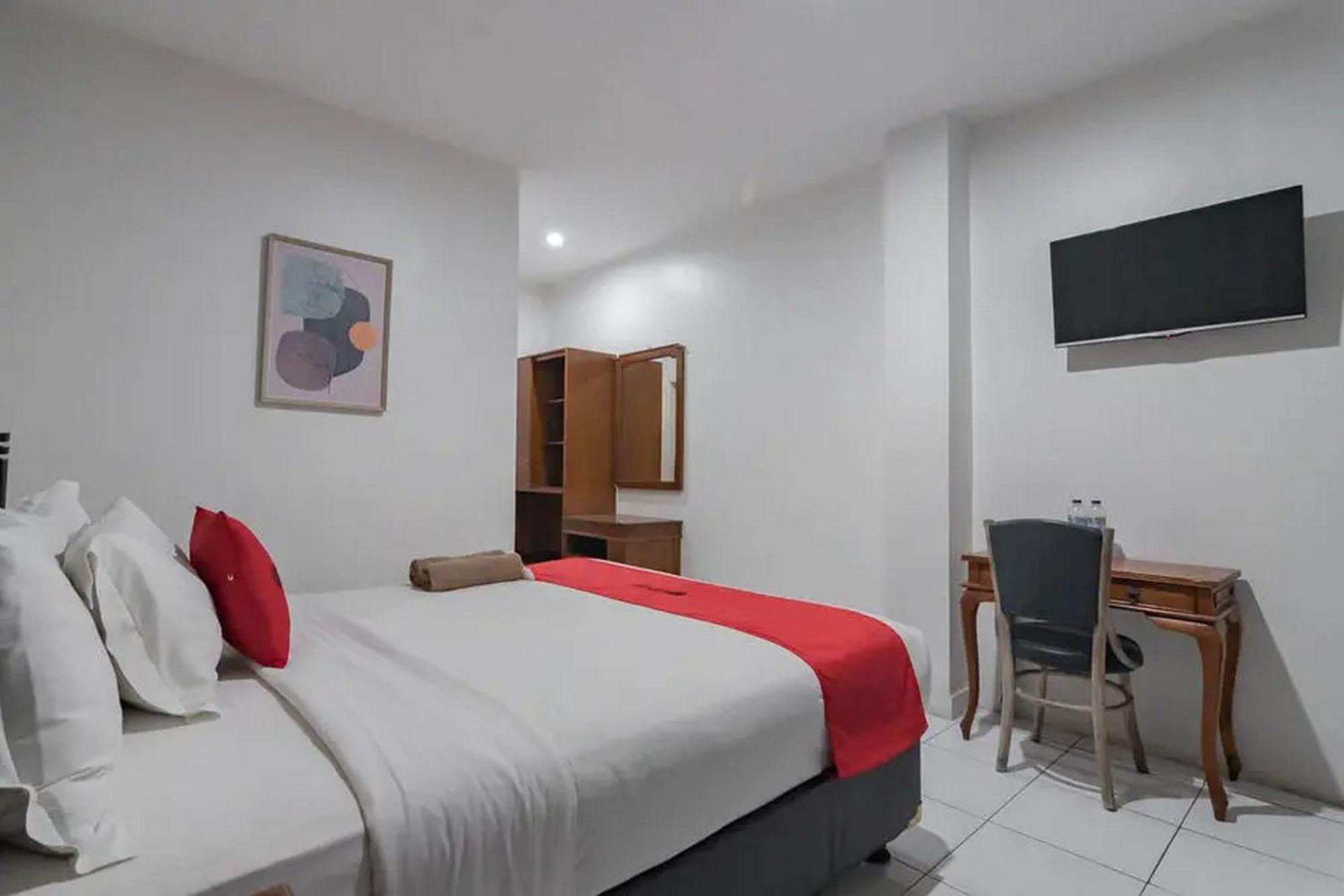 Reddoorz At Arwiga Near Rs Hasan Sadikin Hotel Bandung