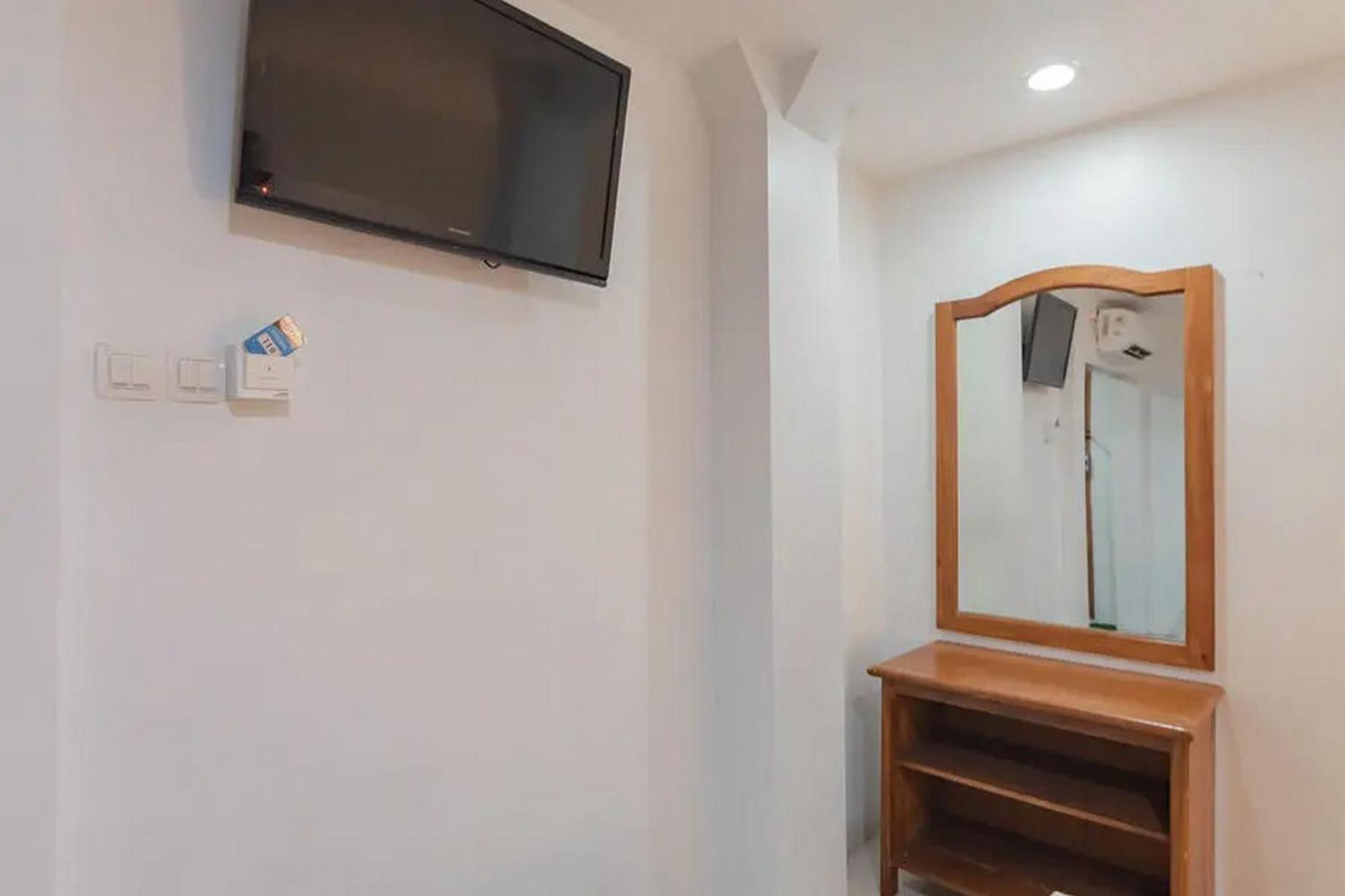 Hotel Reddoorz At Arwiga Near Rs Hasan Sadikin