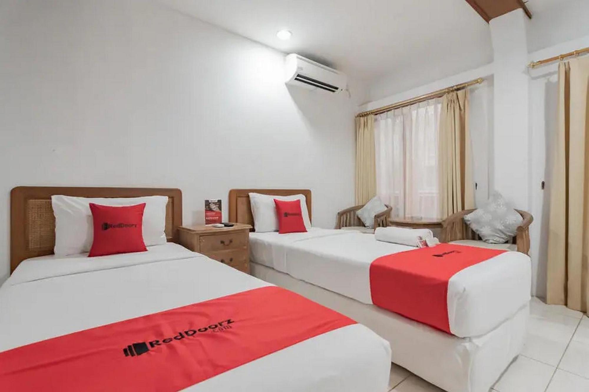 Reddoorz At Arwiga Near Rs Hasan Sadikin Hotel Bandung