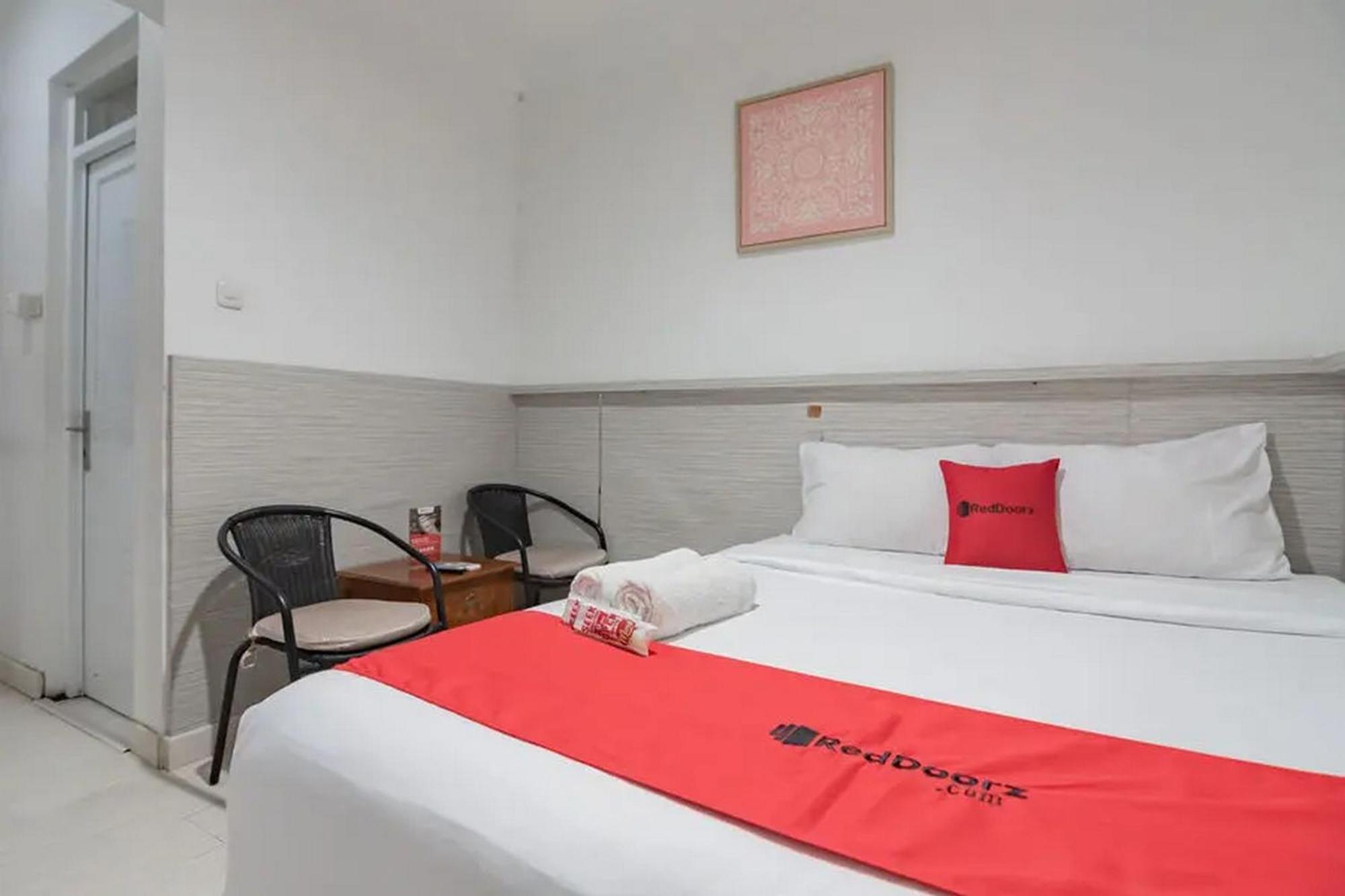 Hotel Reddoorz At Arwiga Near Rs Hasan Sadikin Bandung