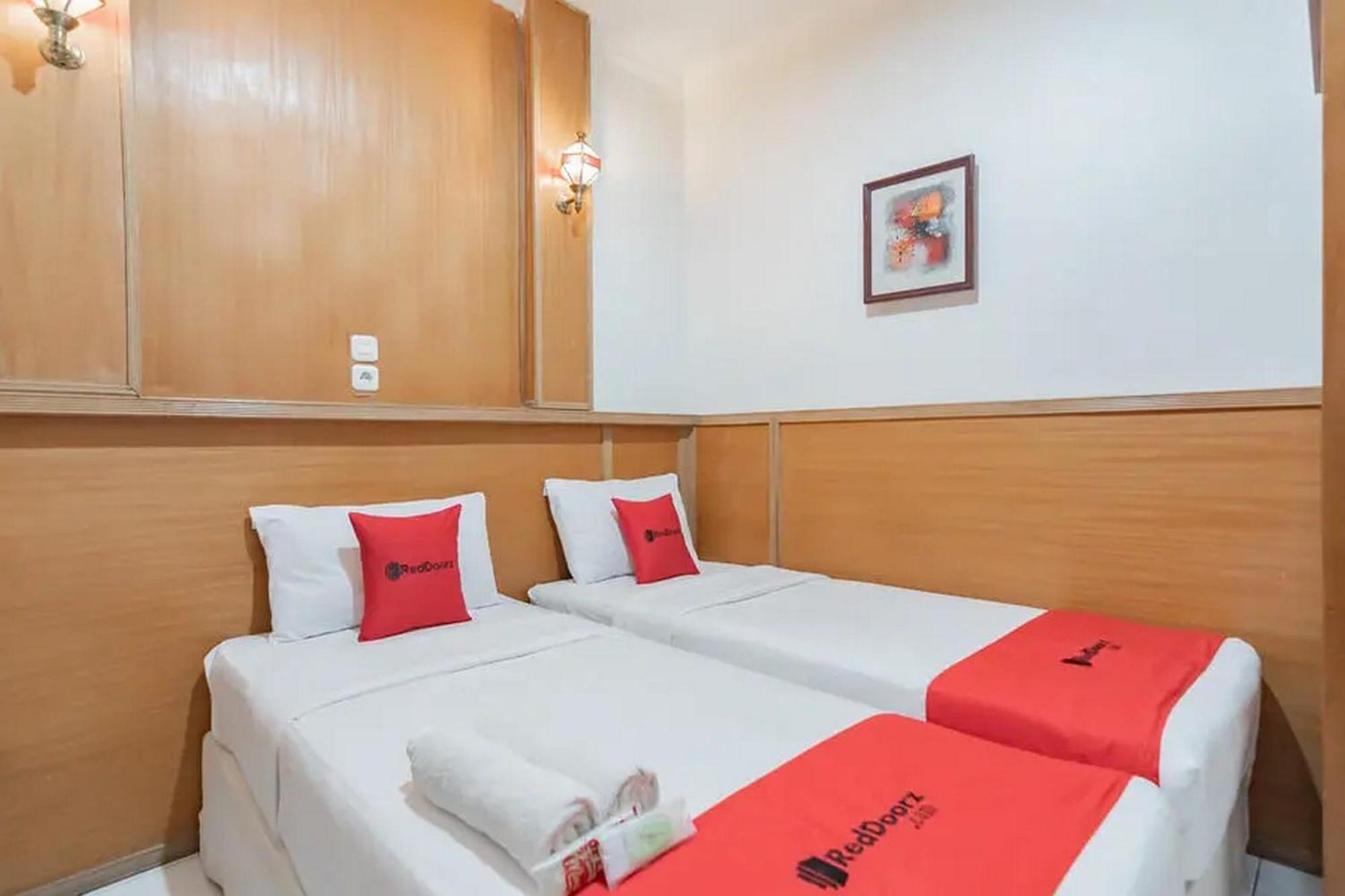 Reddoorz At Arwiga Near Rs Hasan Sadikin Bandung