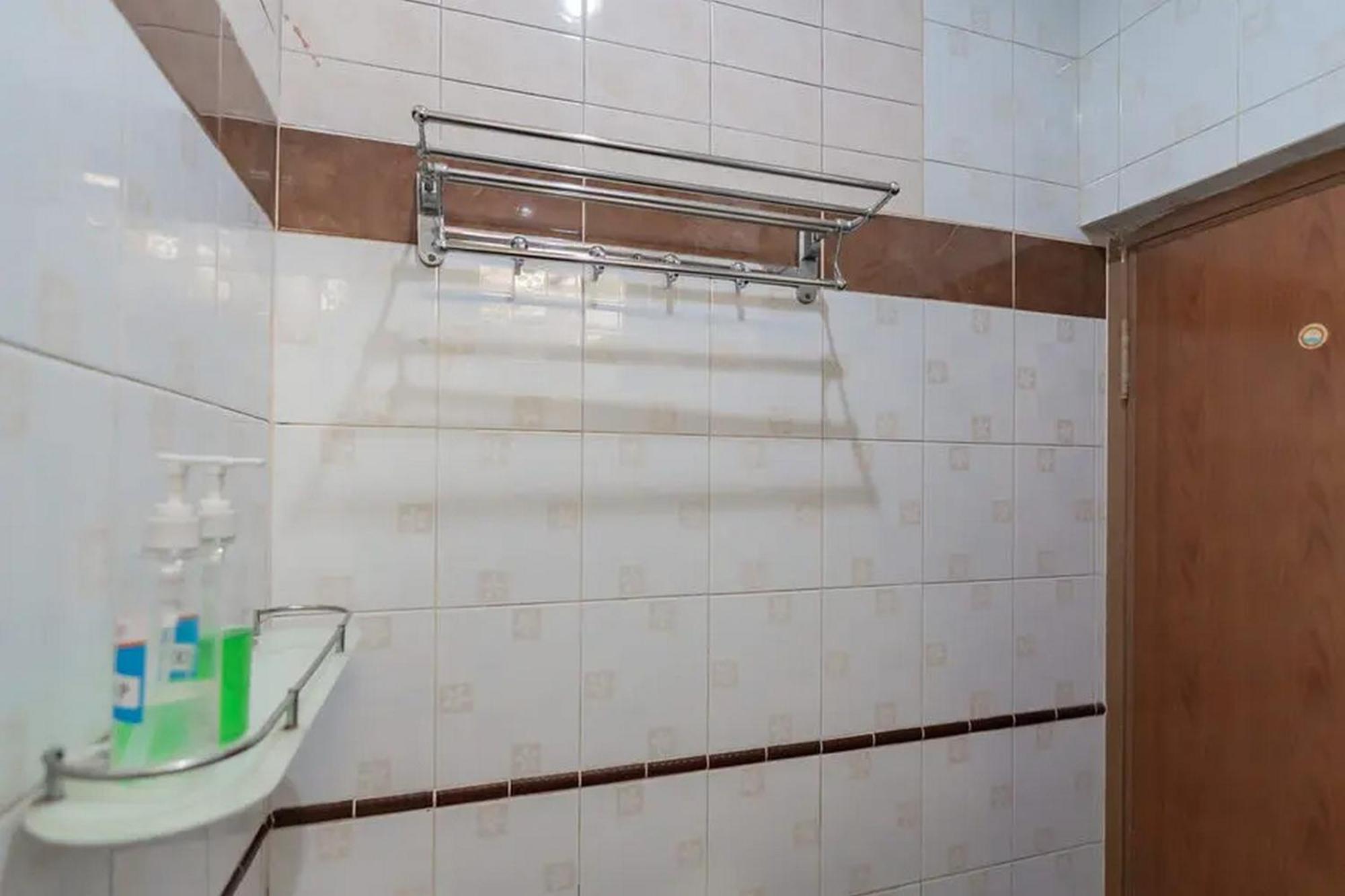 Hotel Reddoorz At Arwiga Near Rs Hasan Sadikin