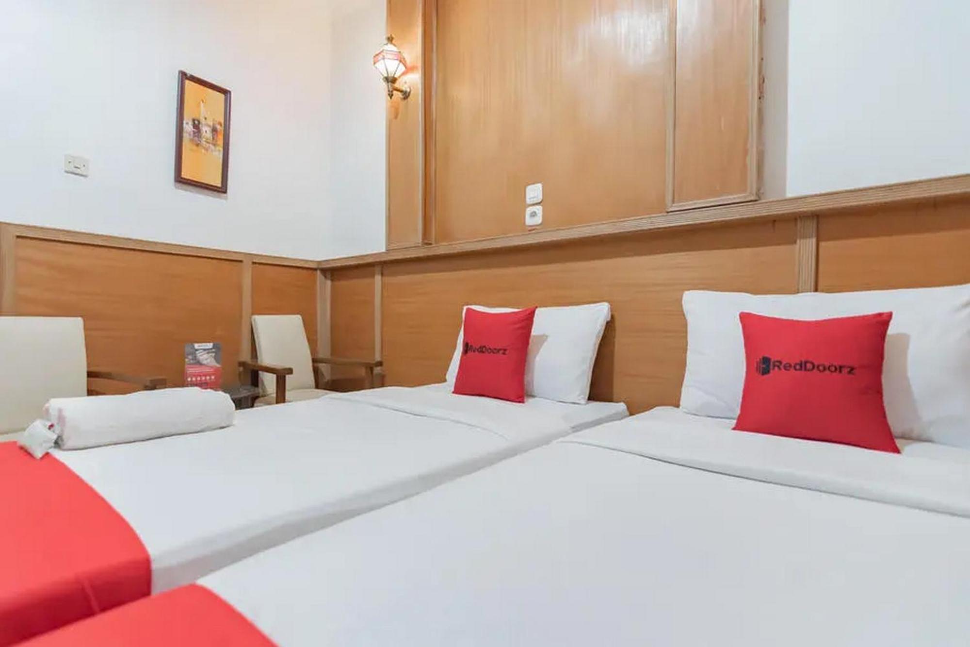 Reddoorz At Arwiga Near Rs Hasan Sadikin Hotel Bandung