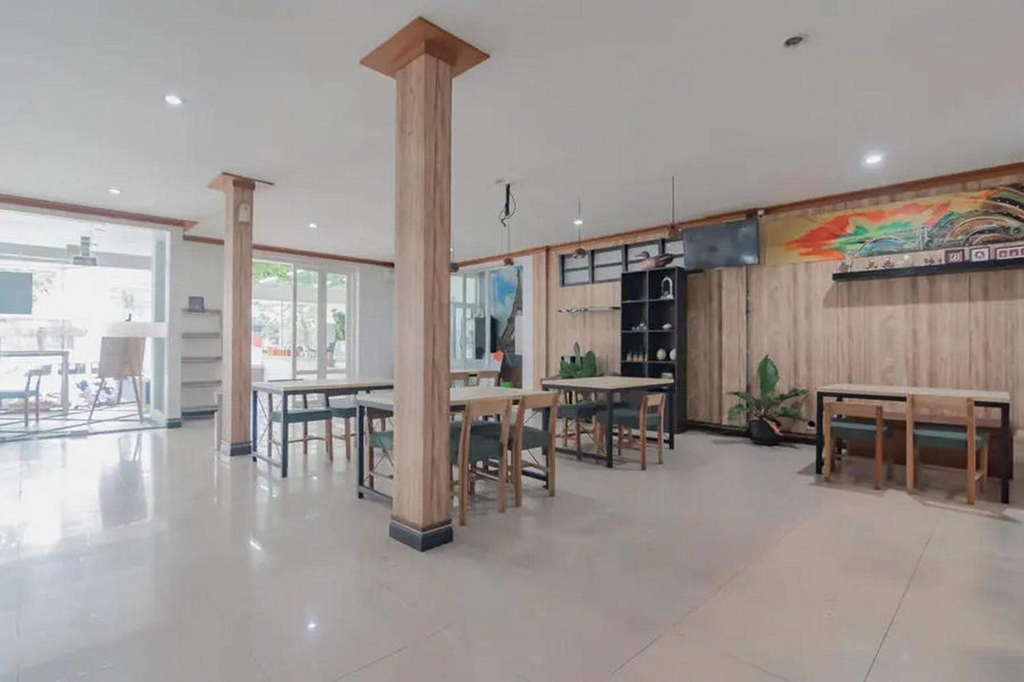 Reddoorz At Arwiga Near Rs Hasan Sadikin Hotel