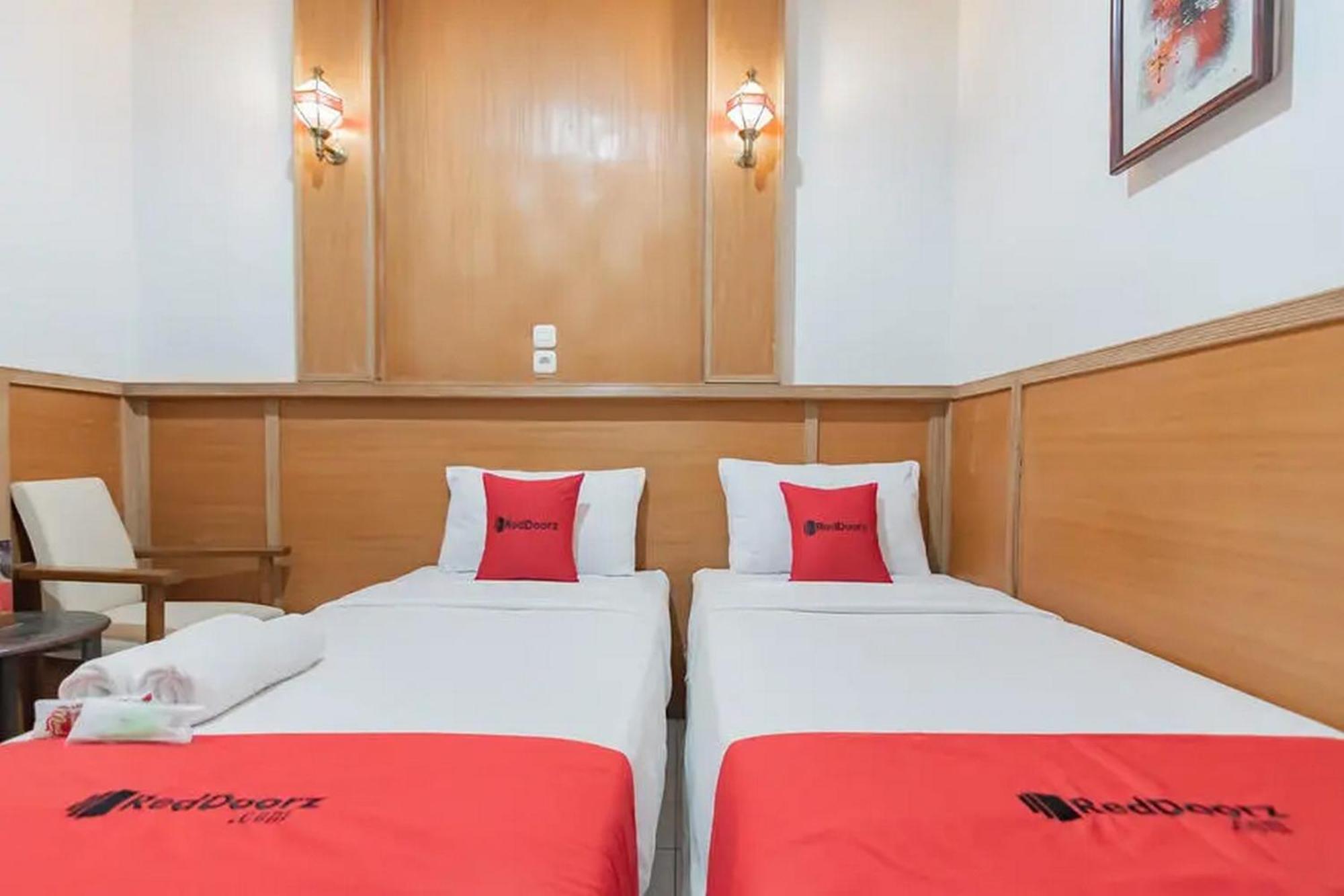 Hotel Reddoorz At Arwiga Near Rs Hasan Sadikin