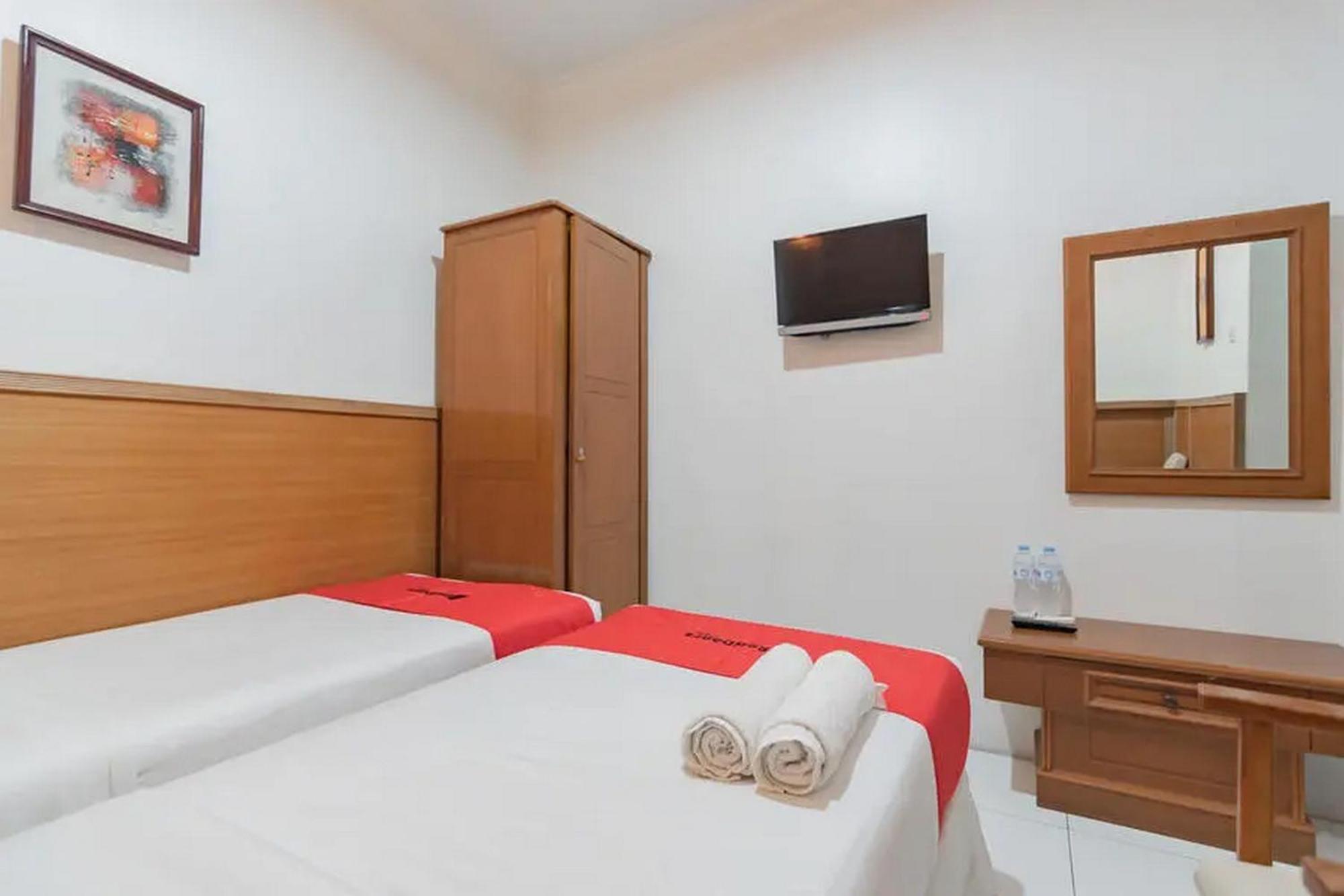 Reddoorz At Arwiga Near Rs Hasan Sadikin Bandung