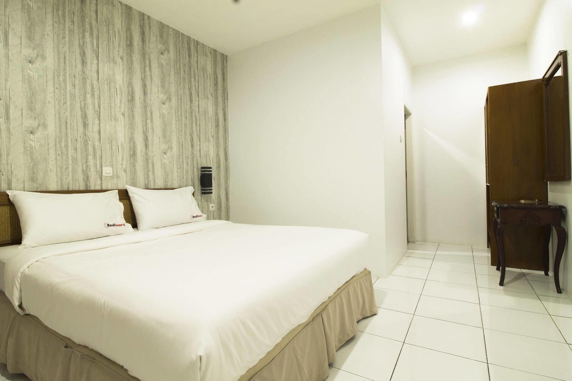 Reddoorz At Arwiga Near Rs Hasan Sadikin Hotel